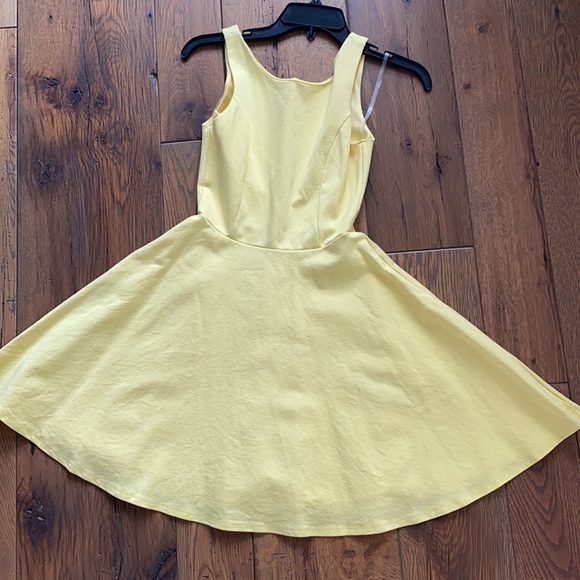 Lulu’s scoop back dress - Picture 2 of 10